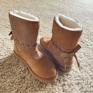 Barely worn Ribbon Ugg boots! Sz 9